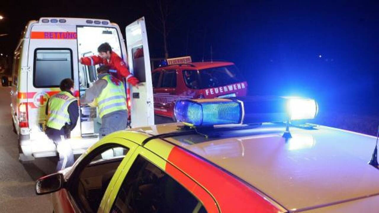 Auf Fahrbahn gelegen: Mann aus Ebenau schwer verletzt