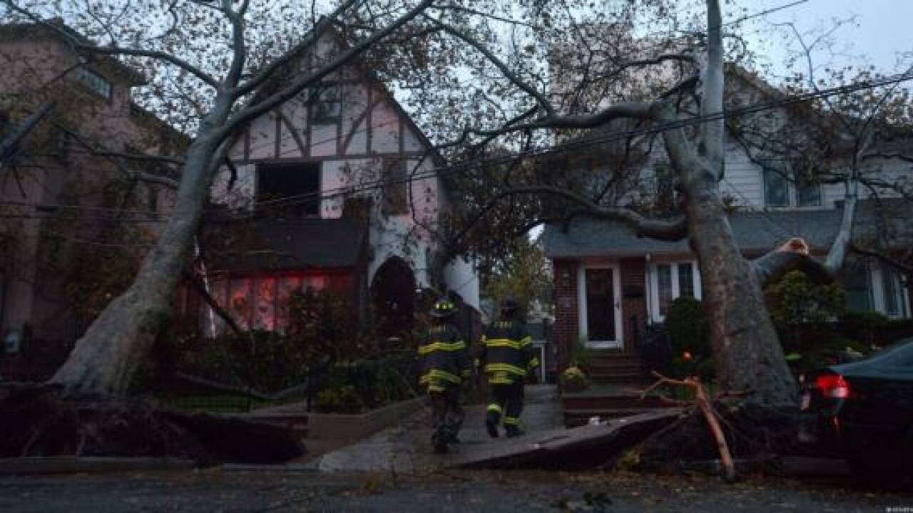 Hurrikan Sandy fegt über die USA - Zahl der Toten steigt