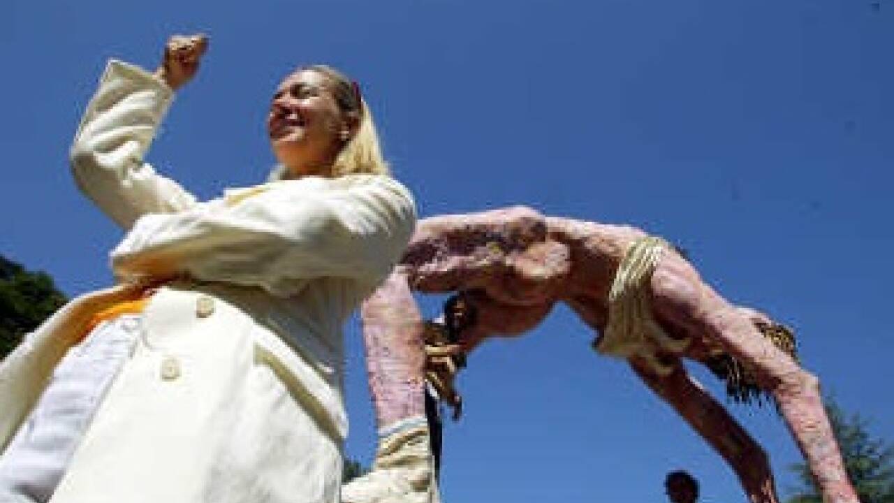 Ein Akt der Verhüllung, zuerst das weiße Tuch, dann der knallgelbe Bretterverschlag. Museumschefin Agnes Husslein musste sich letztendlich geschlagen geben. 