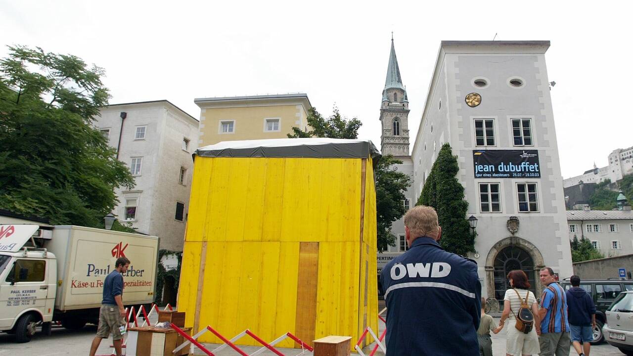 Ein Akt der Verhüllung, zuerst das weiße Tuch, dann der knallgelbe Bretterverschlag. Museumschefin Agnes Husslein musste sich letztendlich geschlagen geben. 
