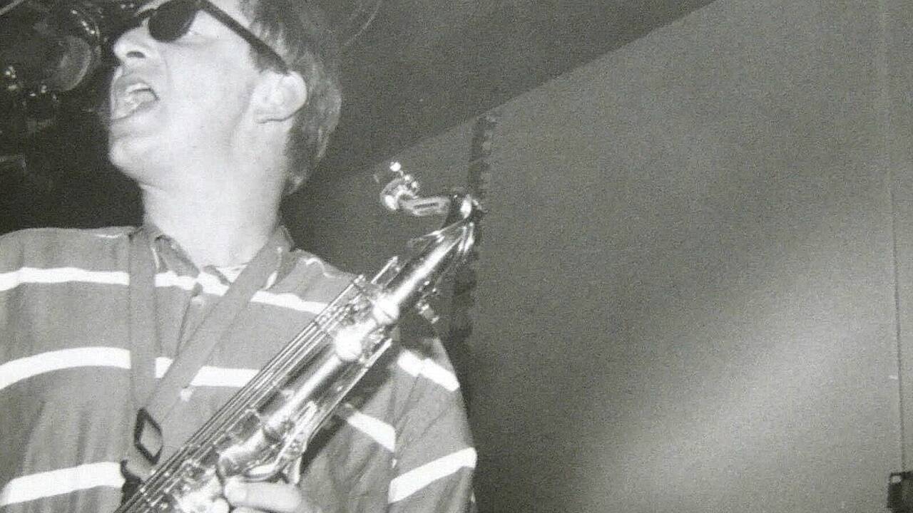 Sepp Grabmaier mit seinem ersten selbst gekauften Jazz-Album.Bilder: Brinek  Sepp Grabmaier mit seinem ersten selbst gekauften Jazz-Album.Bilder: Brinek