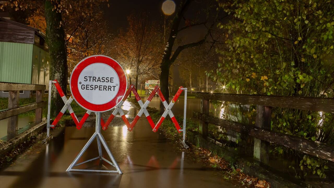 Die Gasteiner Ache trat im Bereich des Kurgartens über die Ufer und sorgte für zusätzliche Überflutungen. Einige Straßen in Bad Hofgastein mussten gesperrt werden.  