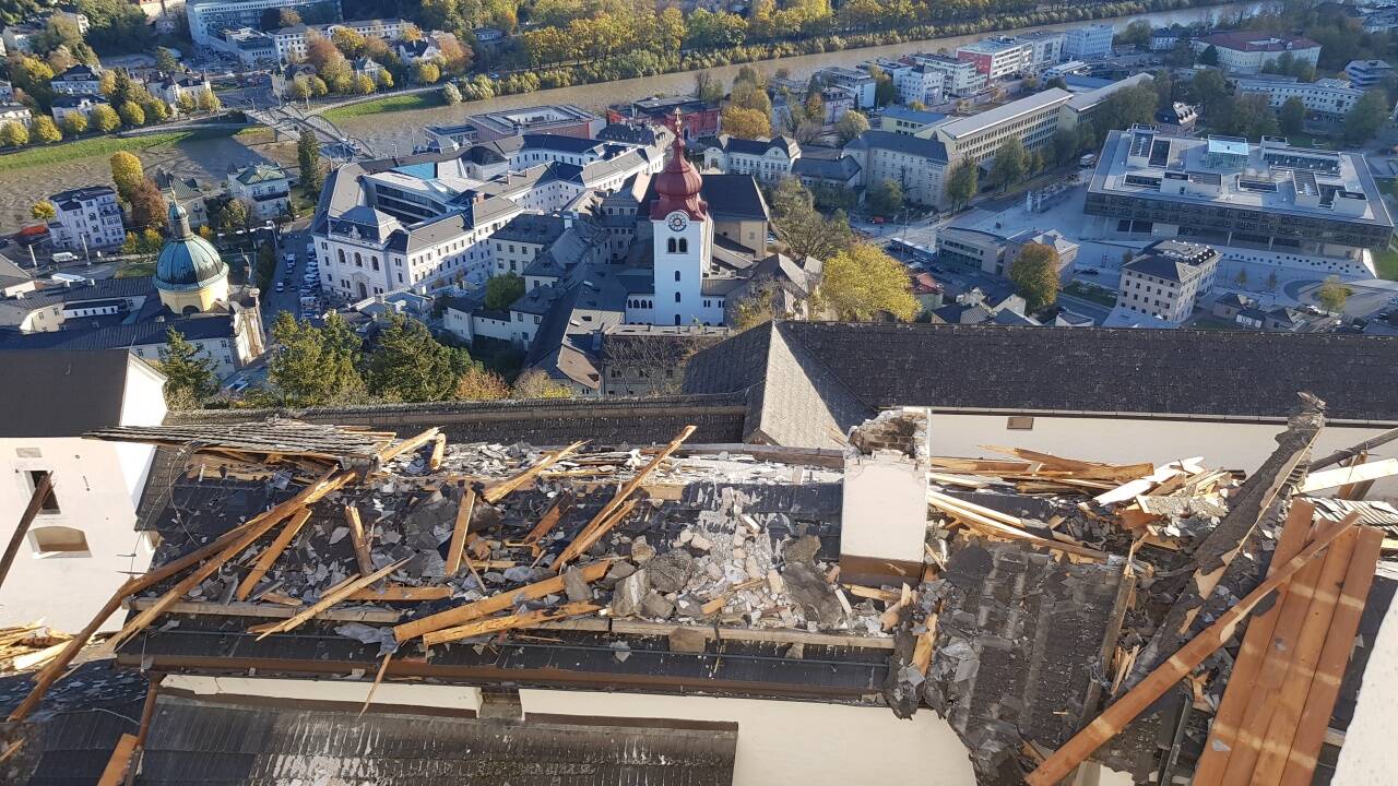 Auf der Festung Hohensalzburg haben starke Sturmböen Teile des Daches abgedeckt.  
