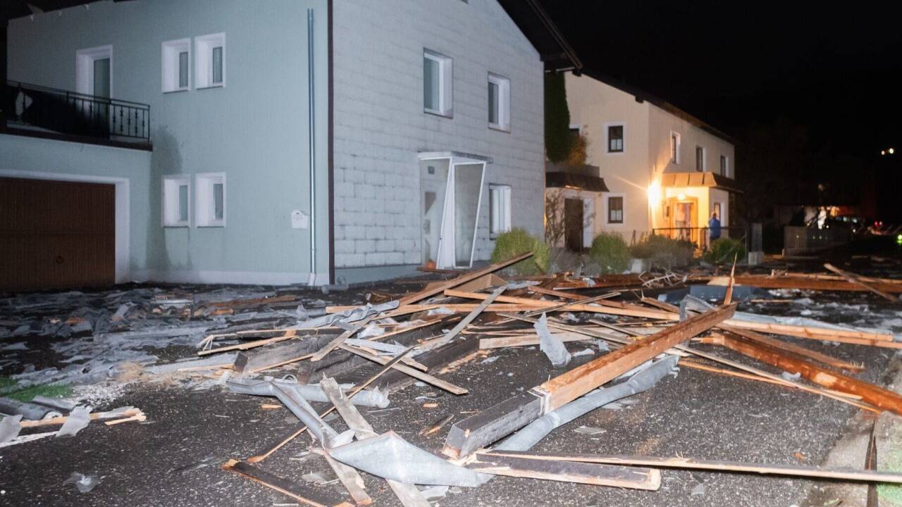 In Lauterbach (Oberösterreich) wurde bei einem Einfamilienhaus das Dach abgedeckt.  