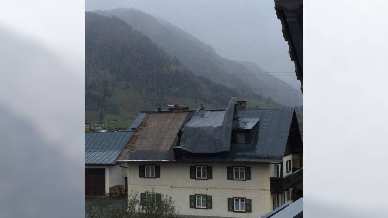 In Bruck wurde ein Hausdach schwer beschädigt.  