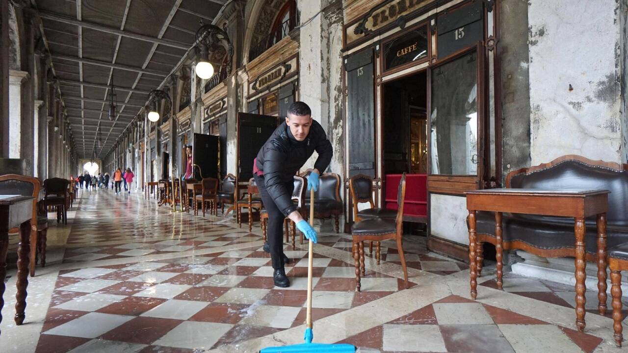 Szenen aus Venedig: Dieser Herr versucht, Wassermengen aus dem Café Florian abzuschöpfen. 