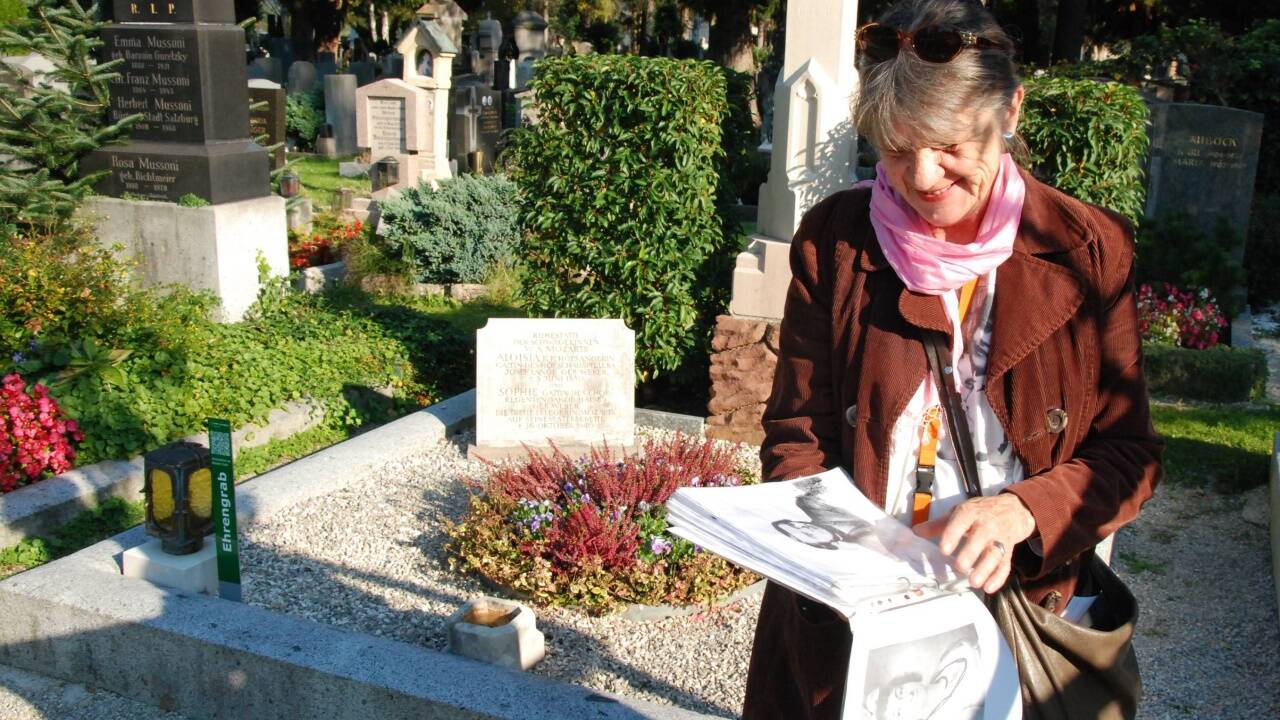 Fremdenführerin Sylvia Herites am Grab der „Weberischen“, zweier Schwägerinnen von Wolfgang Amadeus Mozart. 