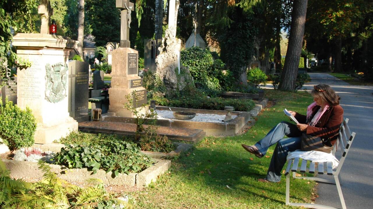 ... Max Graf O’Donell (unten) haben am Kommunalfriedhof ihre letzte Ruhe gefunden. 