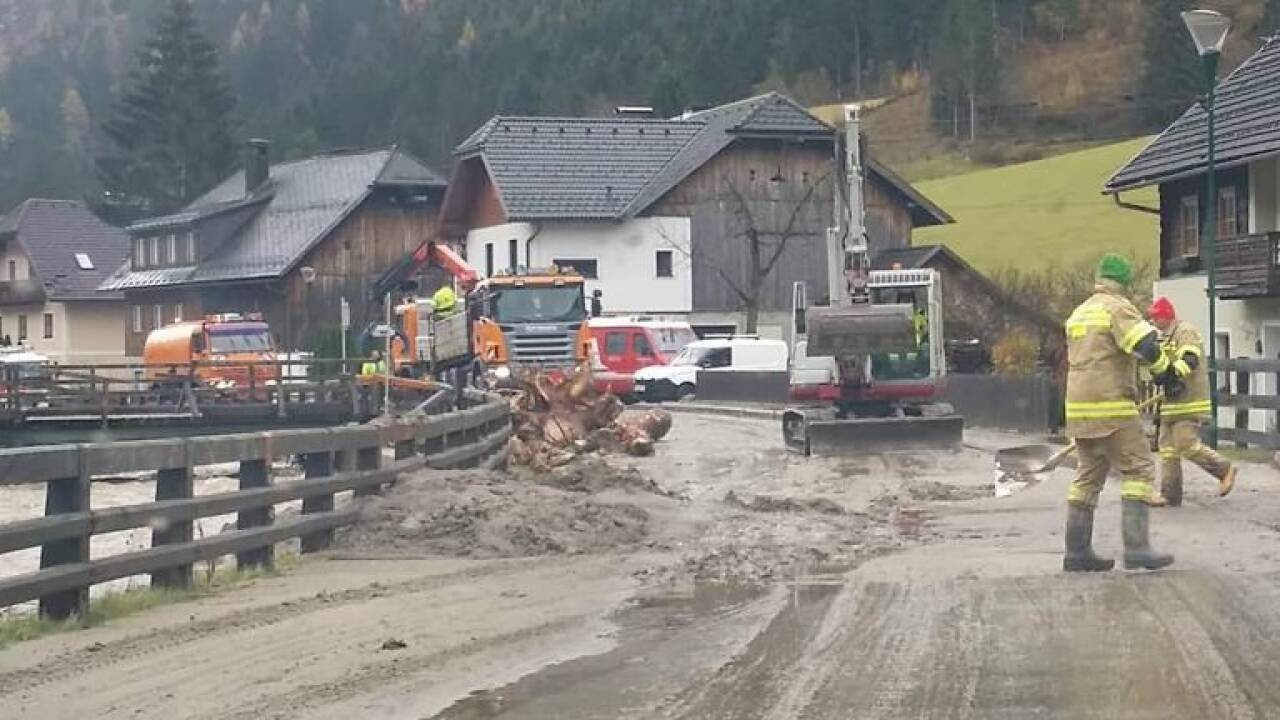 Zusammenhalt ist innergebirg großgeschrieben: Viele halfen zusammen, um die Schäden, die Sturmböen und Überflutungen anrichteten, aufzuarbeiten. Muhr im Lungau war besonders stark betroffen. Zusammenhalt ist innergebirg großgeschrieben: Viele halfen zusammen, um die Schäden, die Sturmböen und Überflutungen anrichteten, aufzuarbeiten. Muhr im Lungau war besonders stark betroffen.