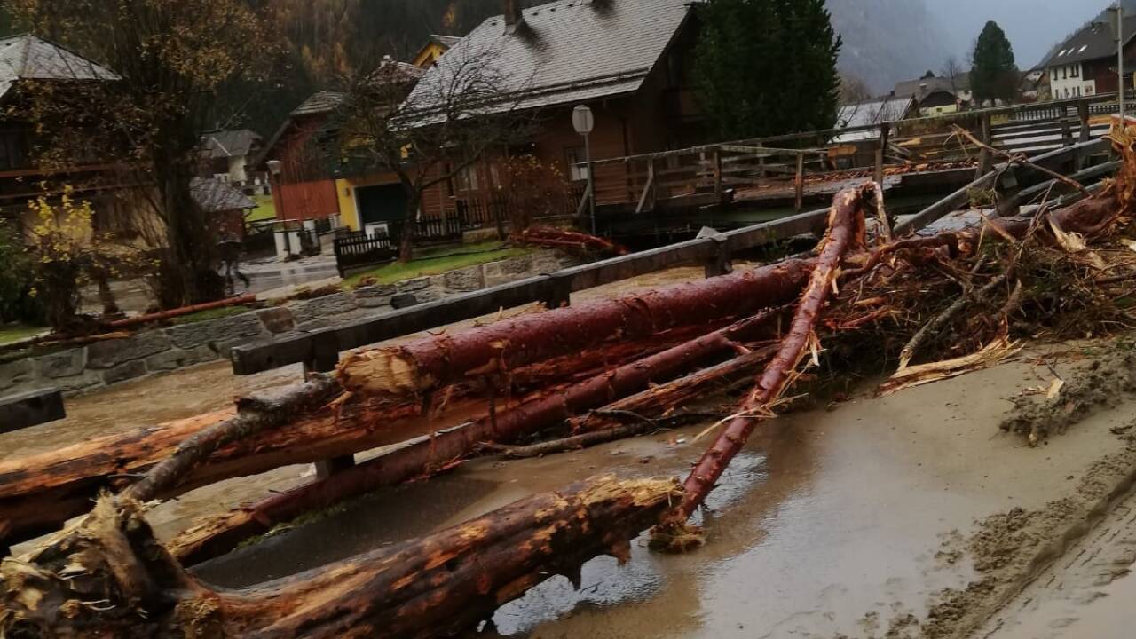 Zusammenhalt ist innergebirg großgeschrieben: Viele halfen zusammen, um die Schäden, die Sturmböen und Überflutungen anrichteten, aufzuarbeiten. Muhr im Lungau war besonders stark betroffen. Zusammenhalt ist innergebirg großgeschrieben: Viele halfen zusammen, um die Schäden, die Sturmböen und Überflutungen anrichteten, aufzuarbeiten. Muhr im Lungau war besonders stark betroffen.