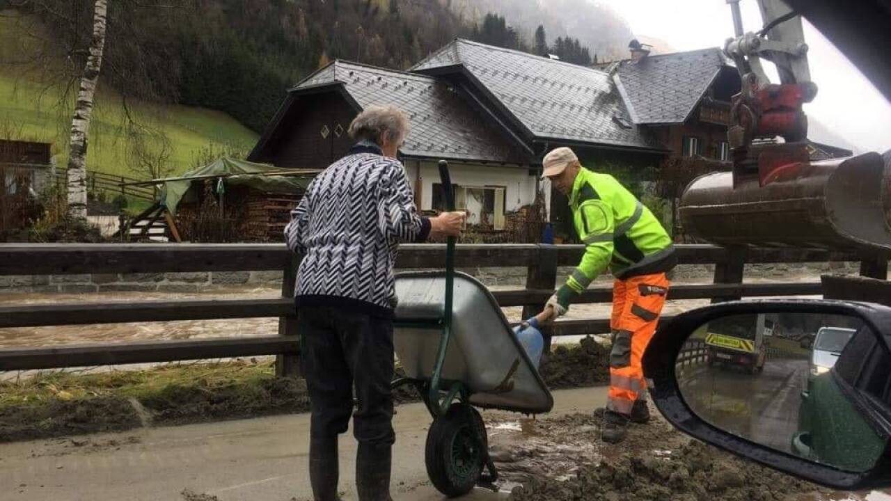 Zusammenhalt ist innergebirg großgeschrieben: Viele halfen zusammen, um die Schäden, die Sturmböen und Überflutungen anrichteten, aufzuarbeiten. Muhr im Lungau war besonders stark betroffen. Zusammenhalt ist innergebirg großgeschrieben: Viele halfen zusammen, um die Schäden, die Sturmböen und Überflutungen anrichteten, aufzuarbeiten. Muhr im Lungau war besonders stark betroffen.