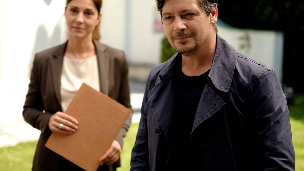 Karl mit Staatsanwältin Barbara, gespielt von Ulrike C. Tscharre. 