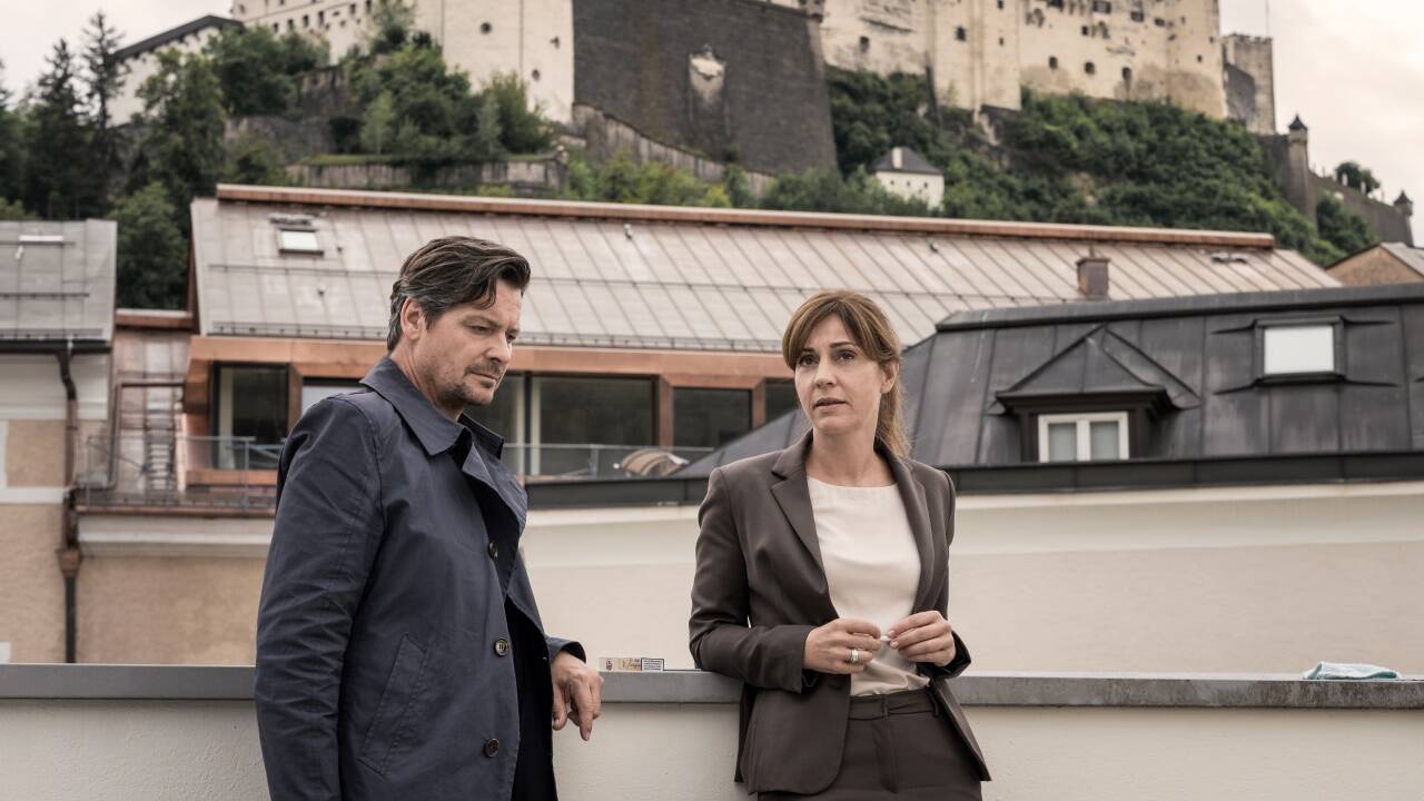 Karl mit Staatsanwältin Barbara, gespielt von Ulrike C. Tscharre. 