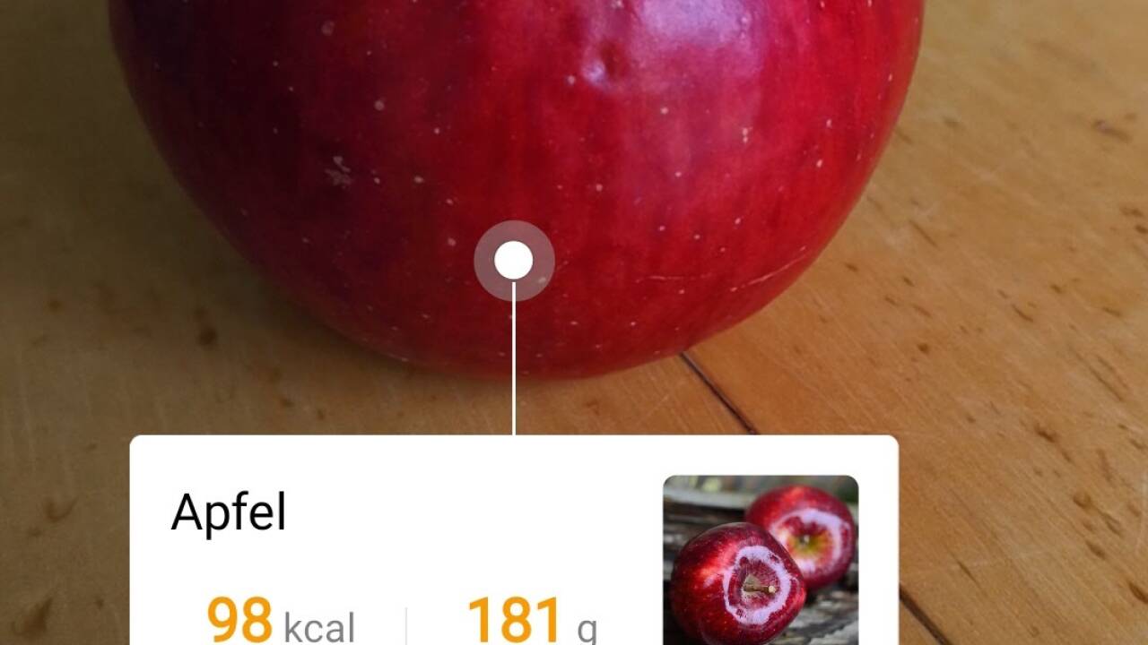 Das Smartphone kann Gewicht und Kalorien von Lebensmitteln schätzen. 