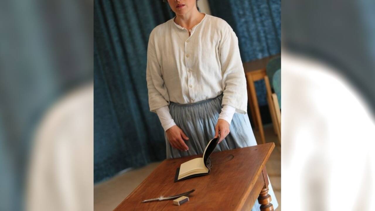 Anna Schoiber (Yarina Gurtner) verteidigt sich wegen ihrer außerehelicher Liebschaften vor dem Stadtgericht. 