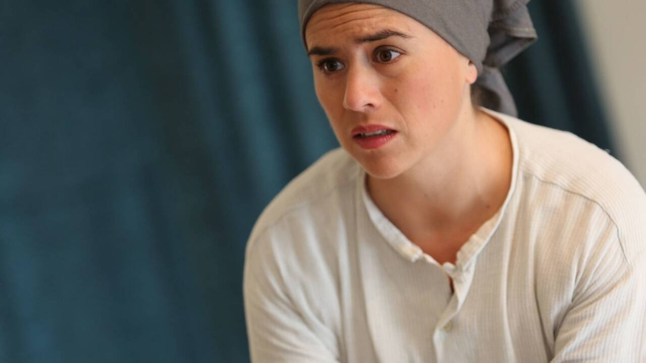 Anna Schoiber (Yarina Gurtner) verteidigt sich wegen ihrer außerehelicher Liebschaften vor dem Stadtgericht. 