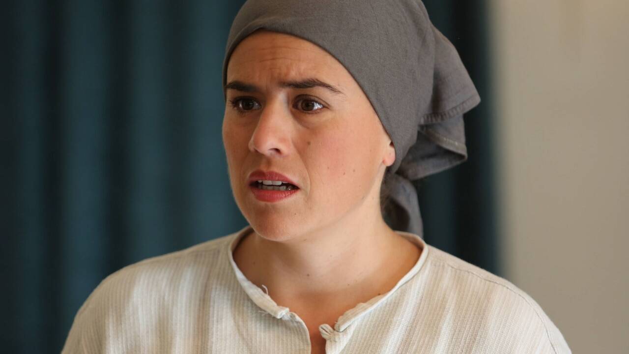 Anna Schoiber (Yarina Gurtner) verteidigt sich wegen ihrer außerehelicher Liebschaften vor dem Stadtgericht. 