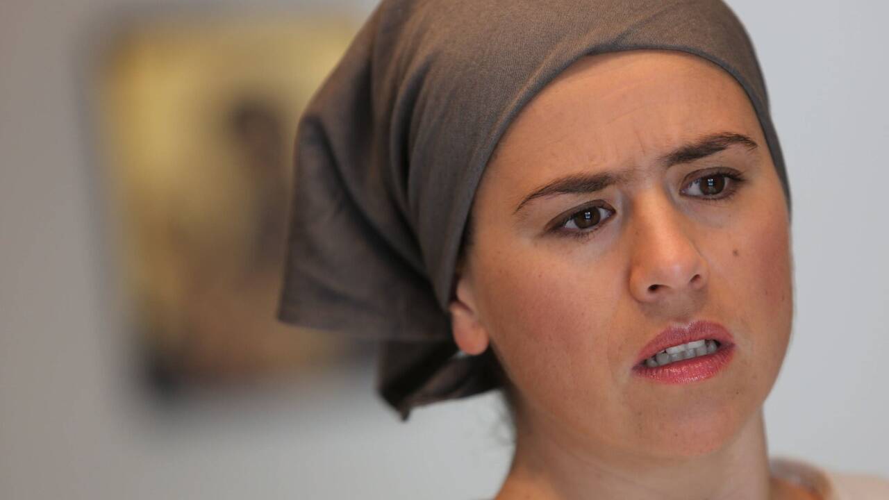 Als Erzählerin stellt Yarina Gurtner Parallelen zur Gegenwart her. 