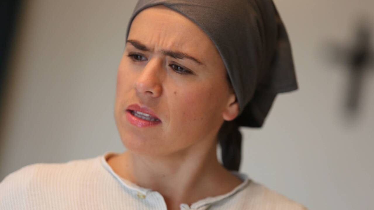 Als Erzählerin stellt Yarina Gurtner Parallelen zur Gegenwart her. 