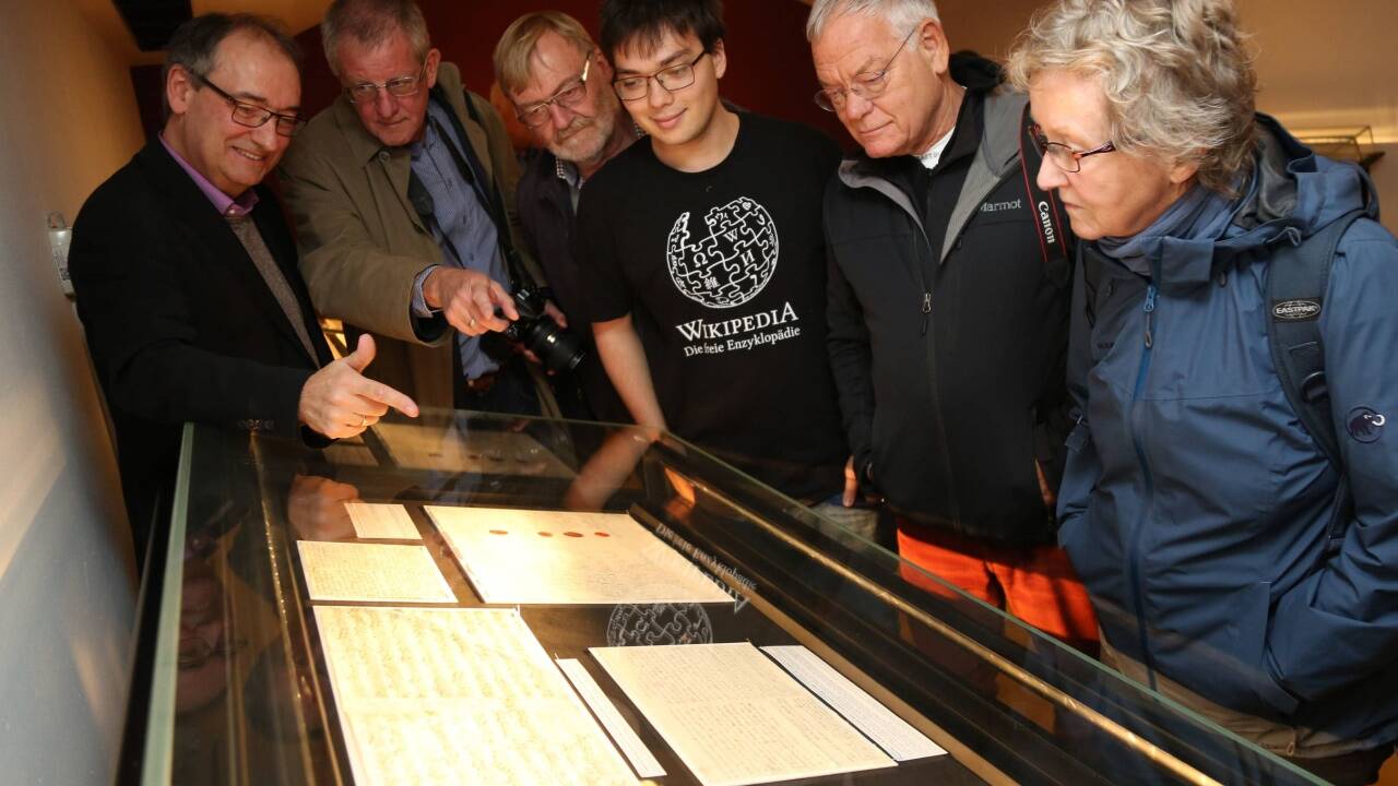 Armin Brinzing mit Peter Krackowizer, Roman Schmeissner, Kevin Golde, Burkhard Mücke und Christina Nöbauer vor Mozarts Autographen.  