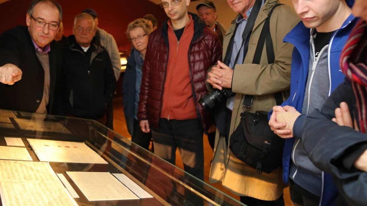 Am Freitag lud Armin Brinzing, der Leiter der Bibliotheca Mozartiana, in den Tresorraum von Mozarts Wohnhaus zur Besichtigung der Autographen Mozarts. 