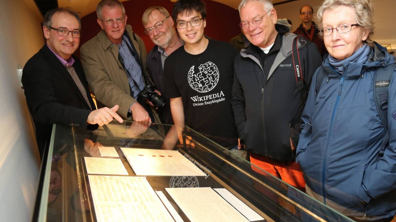 Armin Brinzing mit Peter Krackowizer, Roman Schmeissner, Kevin Golde, Burkhard Mücke und Christina Nöbauer vor Mozarts Autographen.  