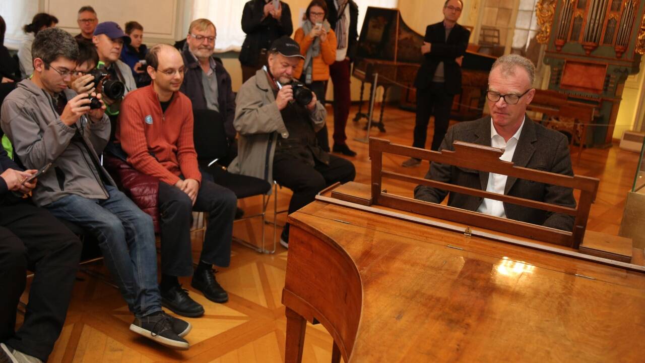 Stiftung Mozarteum-Präsident Johannes Honsig-Erlenburg im Tanzmeistersaal in Mozarts Wohnhaus an Mozarts berühmtem Hammerflügel. 