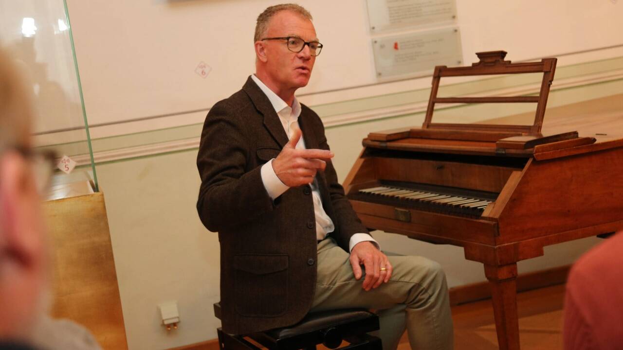 Stiftung Mozarteum-Präsident Johannes Honsig-Erlenburg an Mozarts berühmtem Hammerflügel. 