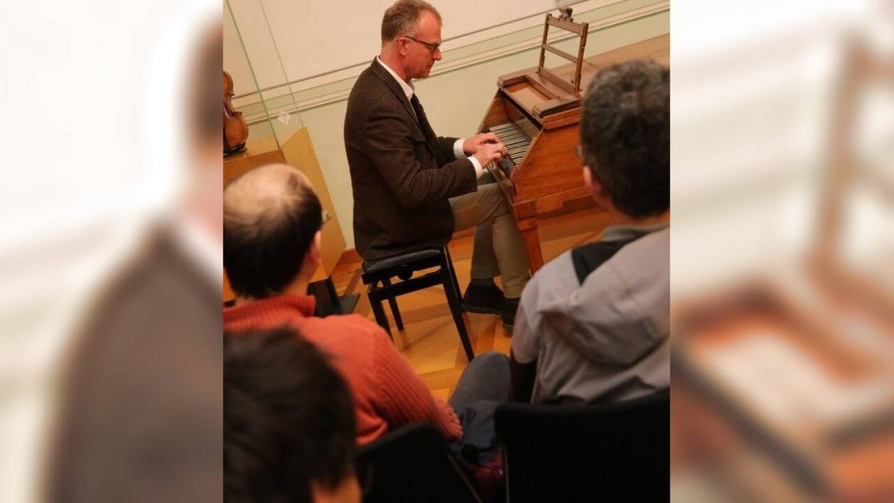 Stiftung Mozarteum-Präsident Johannes Honsig-Erlenburg an Mozarts berühmtem Hammerflügel. 
