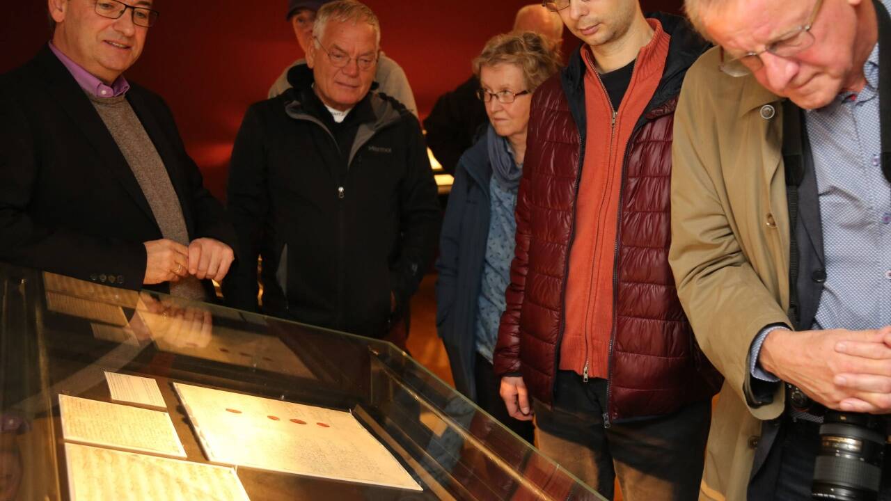 Am Freitag lud Armin Brinzing, der Leiter der Bibliotheca Mozartiana, in den Tresorraum von Mozarts Wohnhaus zur Besichtigung der Autographen Mozarts. 