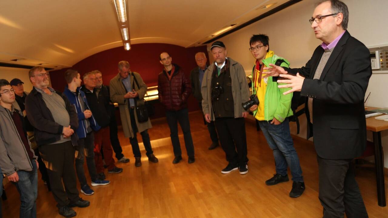Am Freitag lud Armin Brinzing, der Leiter der Bibliotheca Mozartiana, in den Tresorraum von Mozarts Wohnhaus zur Besichtigung der Autographen Mozarts. 