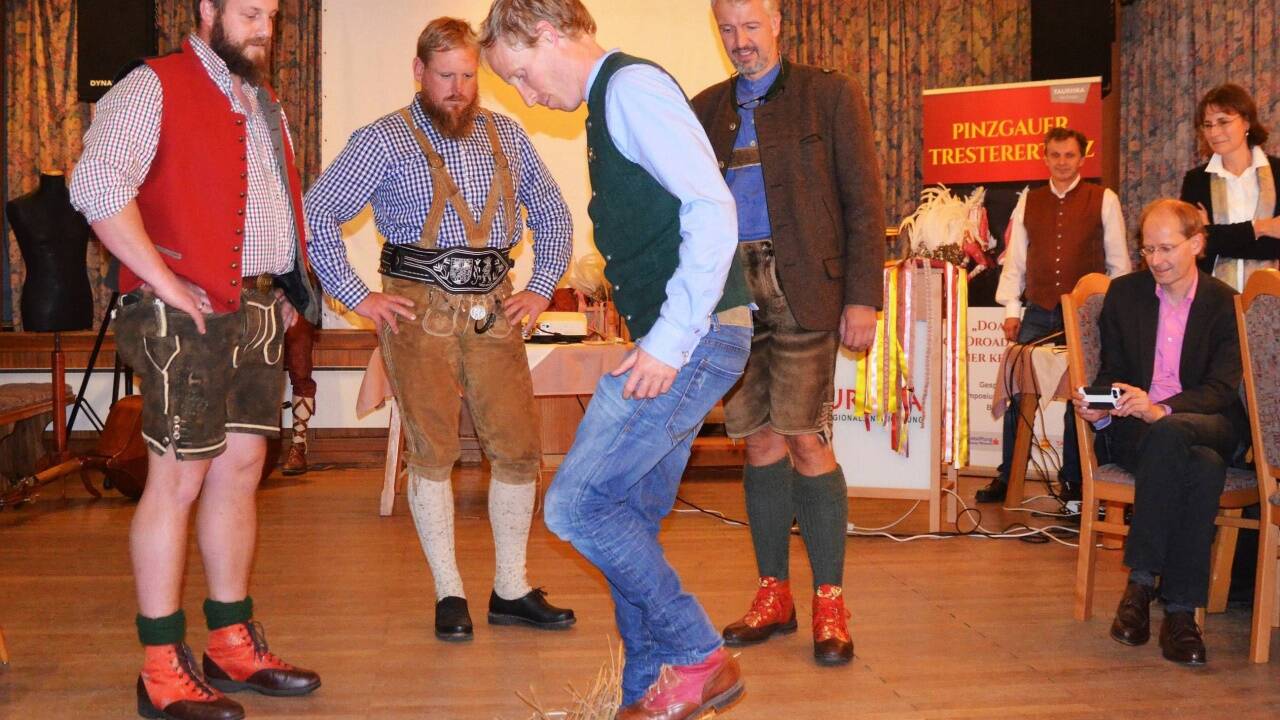 Die Trestererobmänner aus Bruck, Saalfelden, Stuhlfelden und Zell als Getreide-Austreter Bilder: Simo 