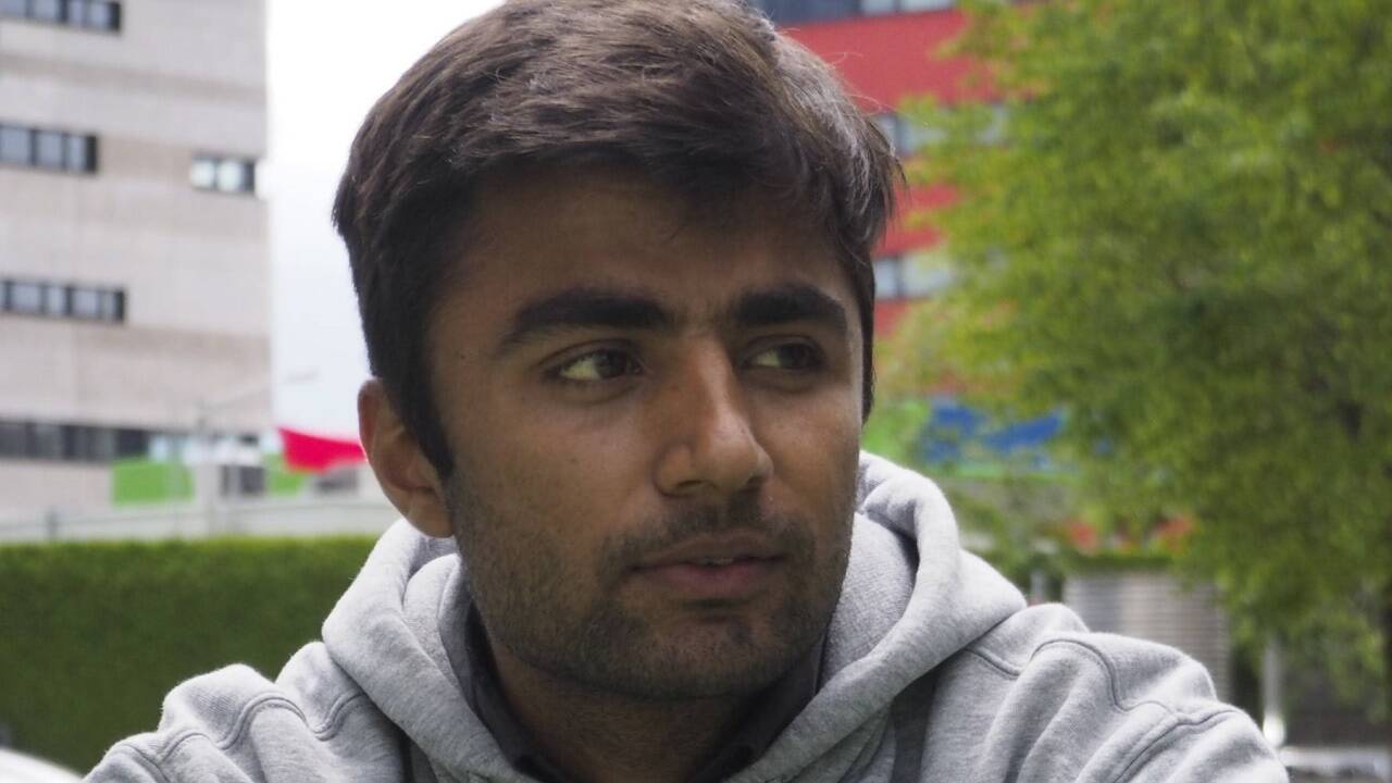 Sie habe eine Lehre, aber kein Aufenthaltsrecht: die Flüchtlinge Hadi Mosavi (links) und Ali Wajid. 