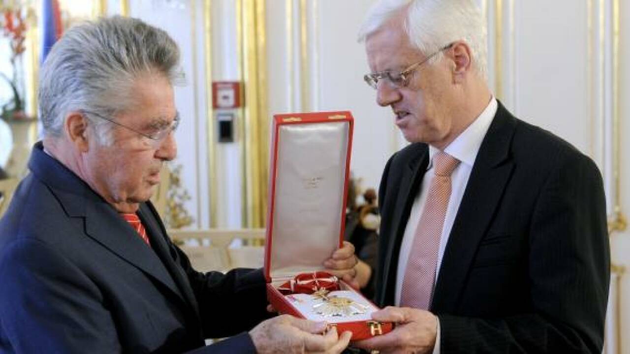 Bundespräsident ehrte VfGH-Präsident Holzinger