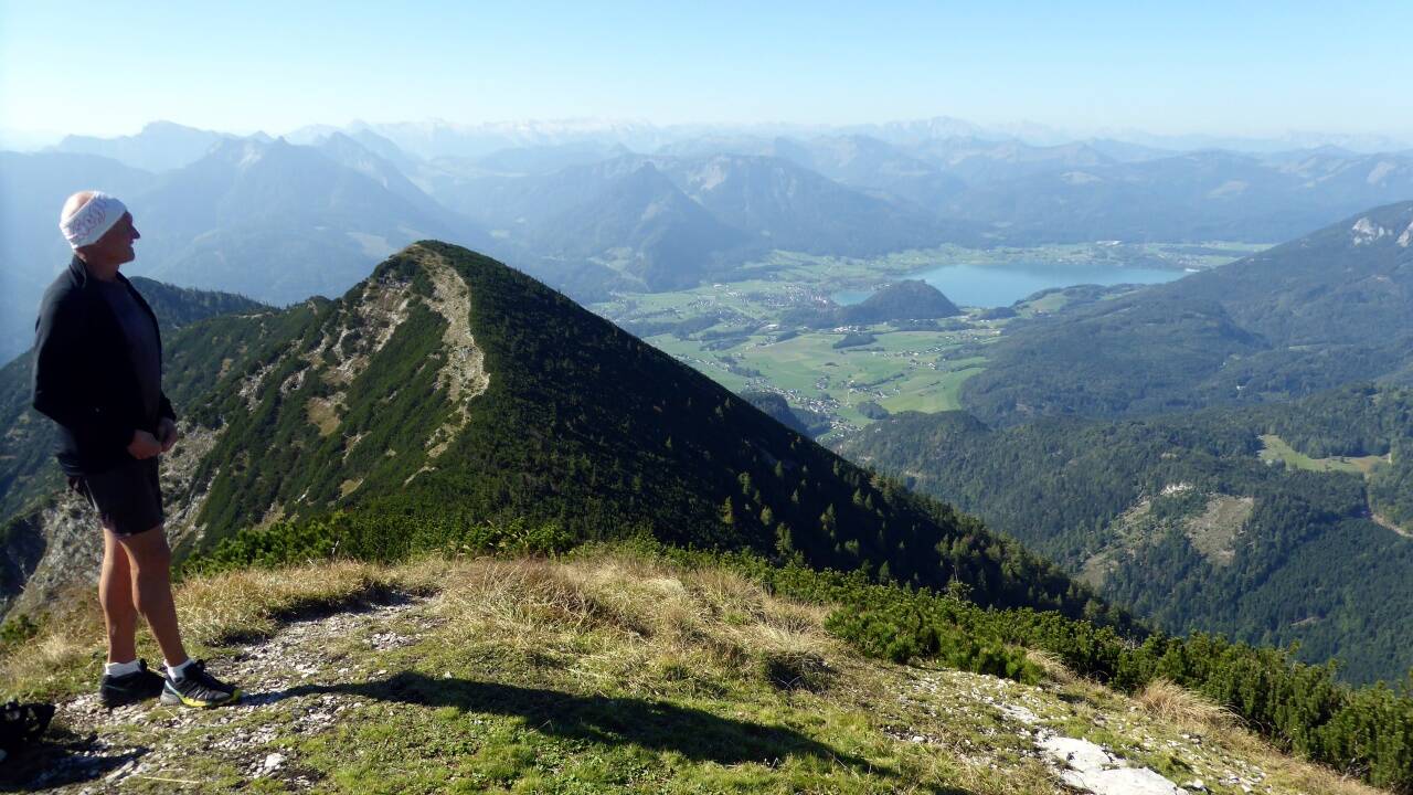 Auf der Zimnitz (Leonsberg) mit Blick auf den Wolfgangsee und den Gratverlauf, über den der Aufstieg erfolgt. Auf der Zimnitz (Leonsberg) mit Blick auf den Wolfgangsee und den Gratverlauf, über den der Aufstieg erfolgt.