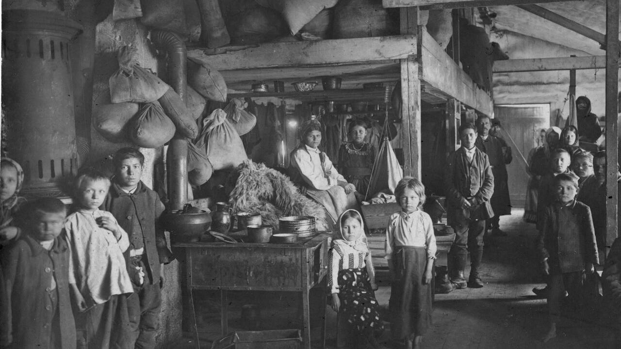 Kinder galizischer Kriegsflüchtlinge in einer notdürftig ausgestatteten Baracke im „Russenlager“ während des Ersten Weltkriegs. 