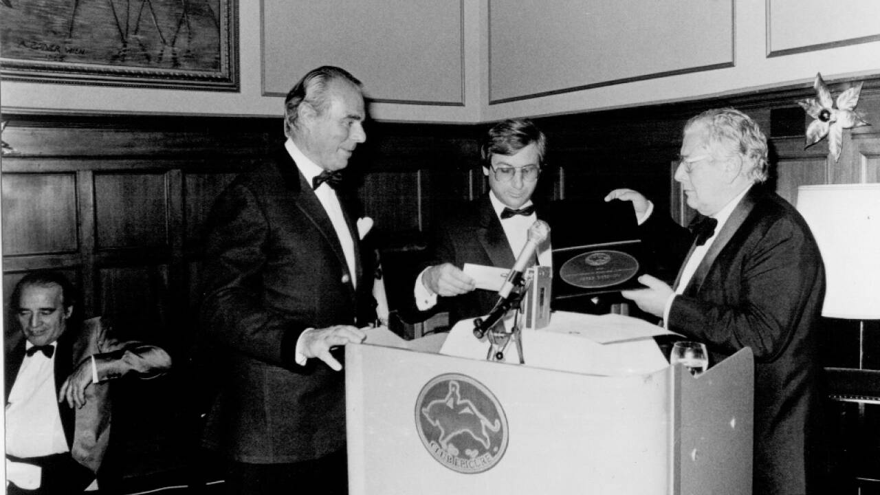 1984: Tomek (Mitte) mit Peter Ustinov (rechts) und Baron Bohus de Vilagos (l.).  