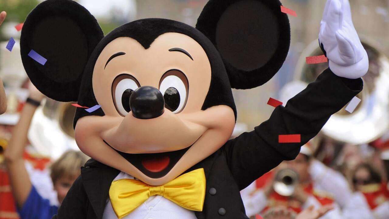 Der Comic-Zeichner Walt Disney posiert am 12. Juni 1935 mit einer Micky Maus-Puppe in London. 