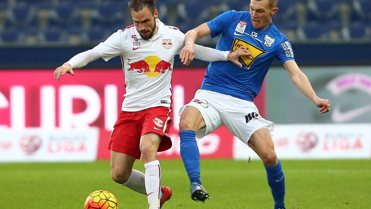 Profi-Einstieg beim SV Grödig, hier gegen Red-Bull-Spieler Andreas Ulmer.  