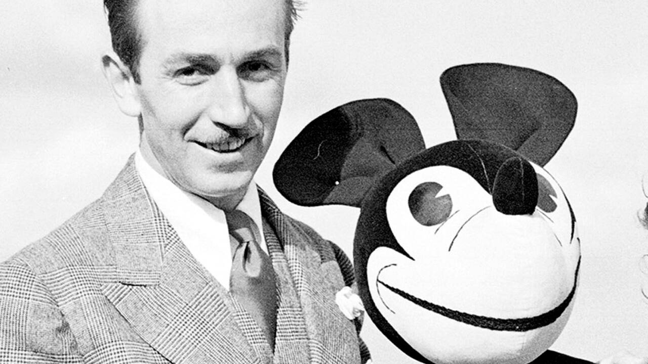 Der Comic-Zeichner Walt Disney posiert am 12. Juni 1935 mit einer Micky Maus-Puppe in London. 