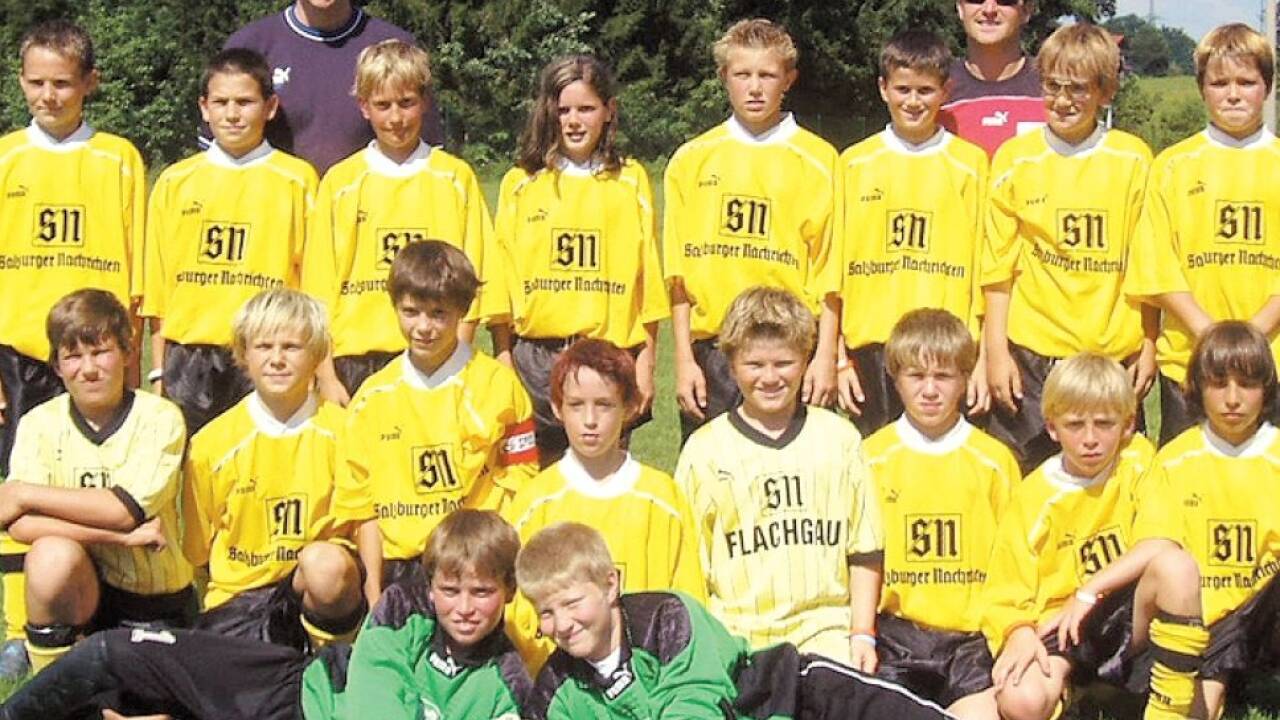 In der Flachgau-Bezirksauswahl 2005 siegten die späteren Nationalspieler Sarah Zadrazil (hinten, vierte von links) und Goiginger (hinten, fünfter von links) gemeinsam.  