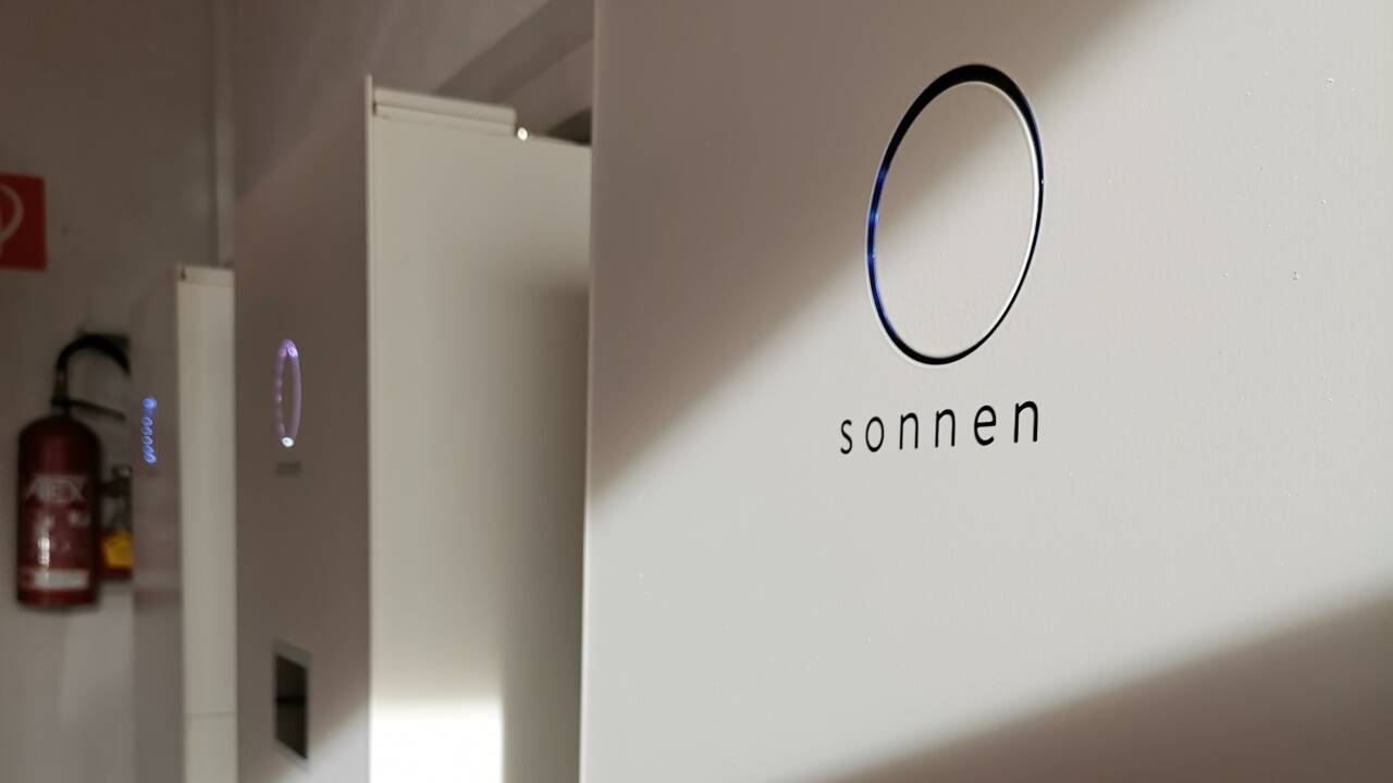 ... und durch die Anlage Sonnenenergie speichern. Dadurch verbraucht der Tischler 80 Prozent seines Stroms selbst – bisher waren es nur 60 Prozent.  