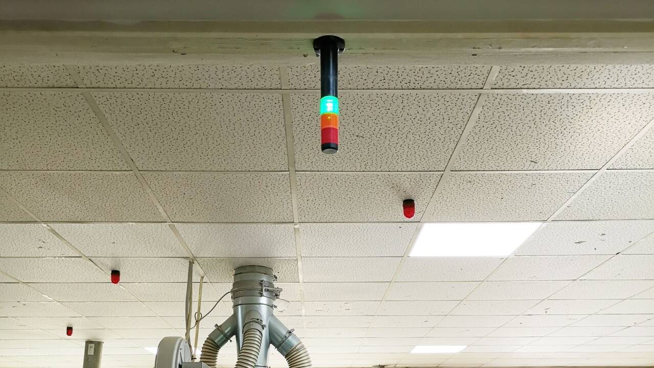 In der Tischlerei ist über jeder Maschine eine Leuchte angebracht. Grünes Licht bedeutet, dass alle Maschinen eingeschaltet werden können.  