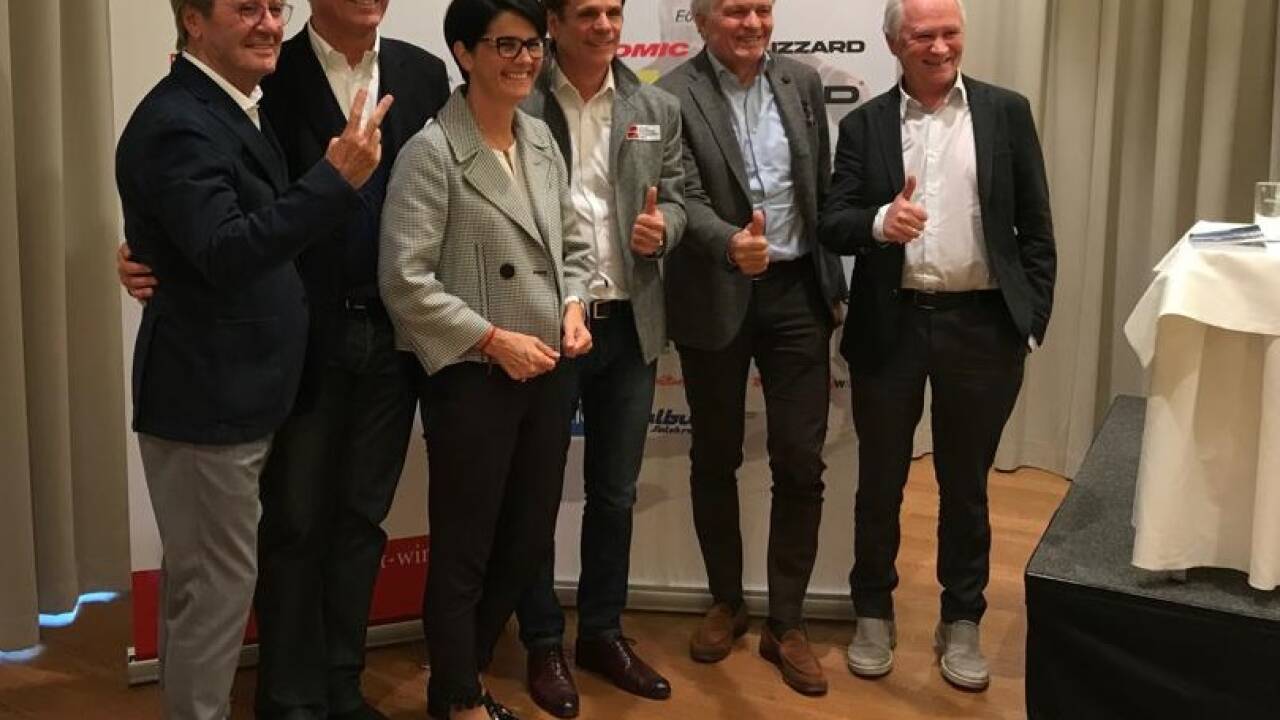 Der Winter wird kommen (v.l.): Netzwerk-Winter-Sprecher Franz Schenner, Atomic-Chef Wolfgang Mayrhofer, Tourismussprecherin Petra Nocker-Schwarzenbacher, Gerhard Sint und Richard Walter vom Ski- und Snowboardlehrerverband, Seilbahnensprecher Hannes Parth aus Ischgl. 