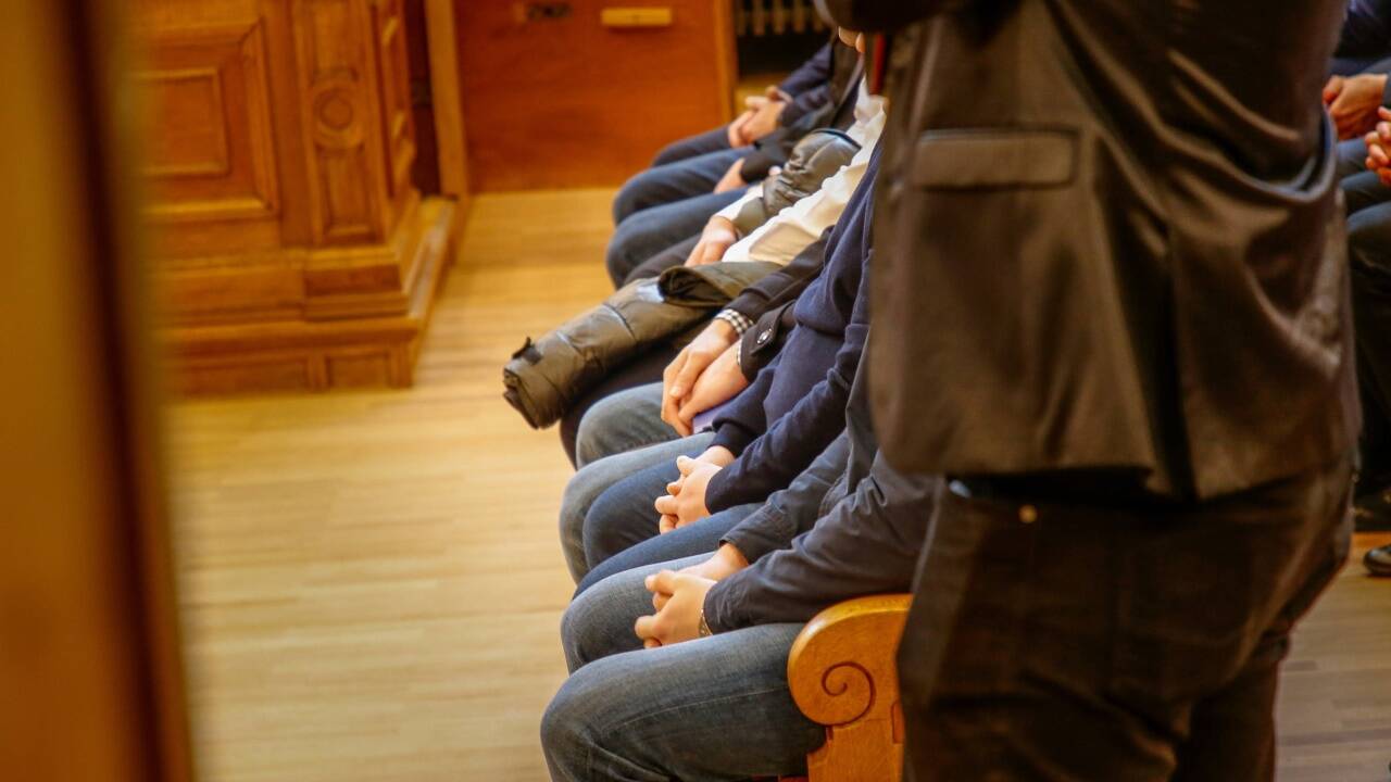 14 Fußballfans vor Gericht.  