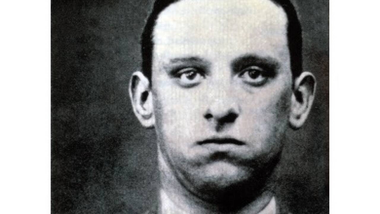 1963: Die Wiener Polizeibehörden geben bekannt, dass der vom Dienst suspendierte Kriminalinspektor Karl Silberbauer zugegeben hat, 1944 als Mitglied des deutschen Sicherheitsdienstes (SD) der Gestapo in Amsterdam das jüdische Mädchen Anne Frank verhaftet zu haben. 1963: Die Wiener Polizeibehörden geben bekannt, dass der vom Dienst suspendierte Kriminalinspektor Karl Silberbauer zugegeben hat, 1944 als Mitglied des deutschen Sicherheitsdienstes (SD) der Gestapo in Amsterdam das jüdische Mädchen Anne Frank verhaftet zu haben.