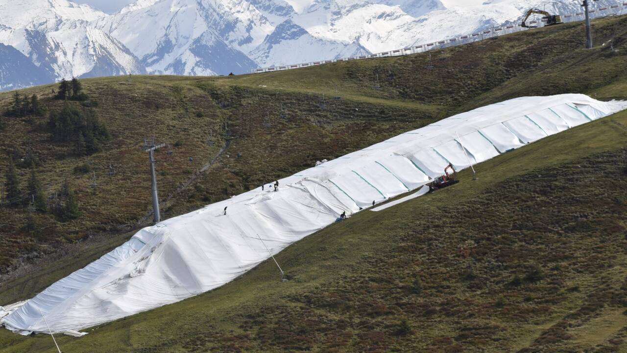 Das Schneedepot auf der Resterhöhe hat die Bezirkshauptmannschaft Zell am See auf den Plan gerufen. Das Schneedepot auf der Resterhöhe hat die Bezirkshauptmannschaft Zell am See auf den Plan gerufen.