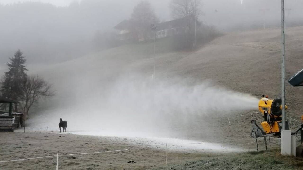 In Gosau laufen die Schneekanonen schon.  