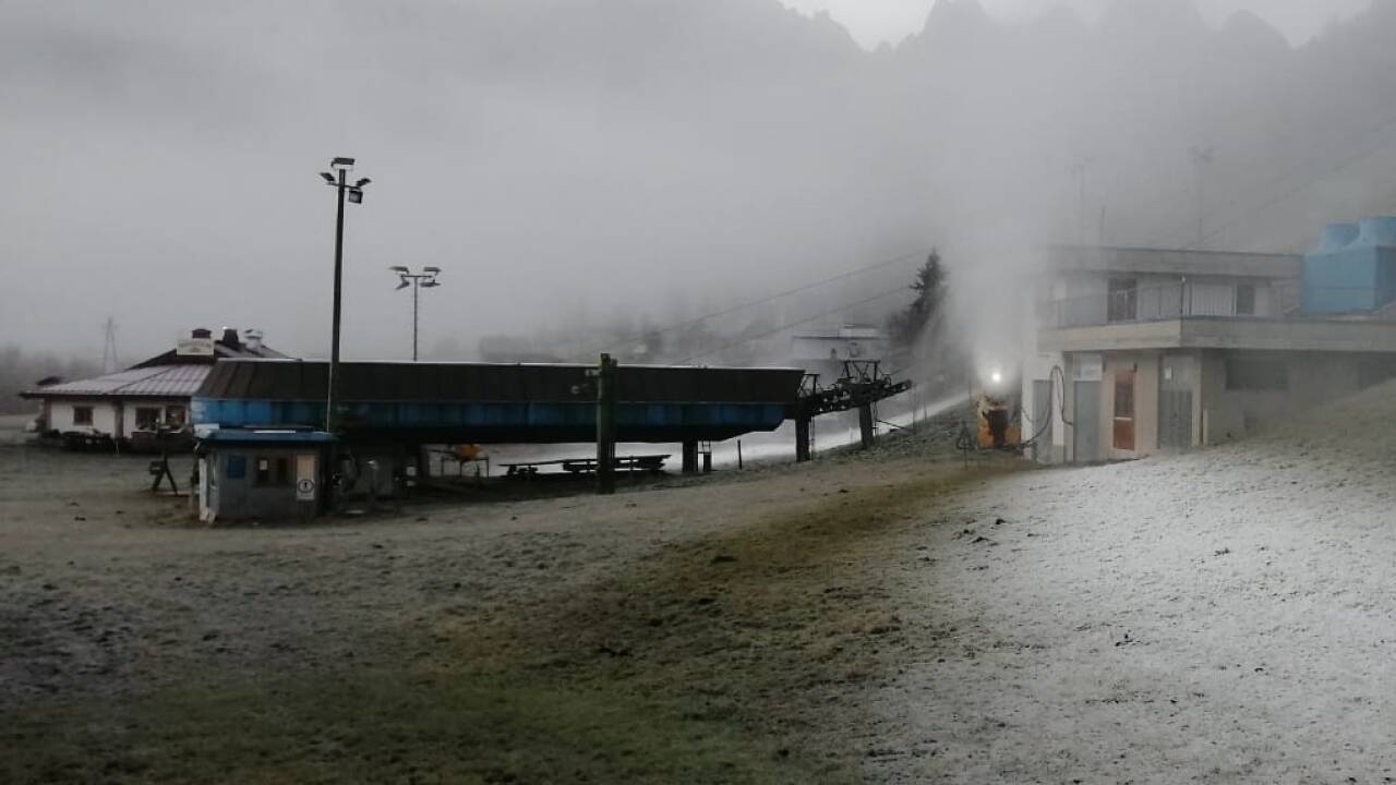 In Gosau laufen die Schneekanonen schon.  