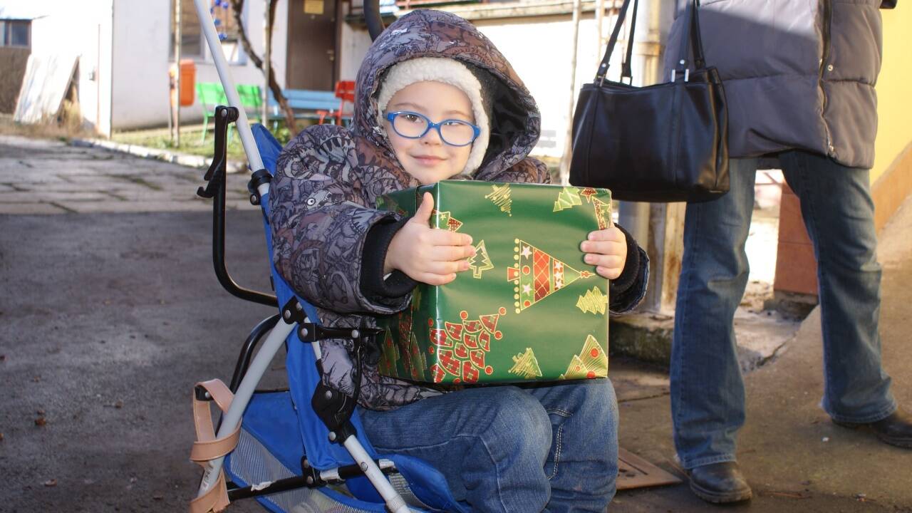 Die Freude über die Weihnachtspackerl ist den Kindern ins Gesicht geschrieben. 